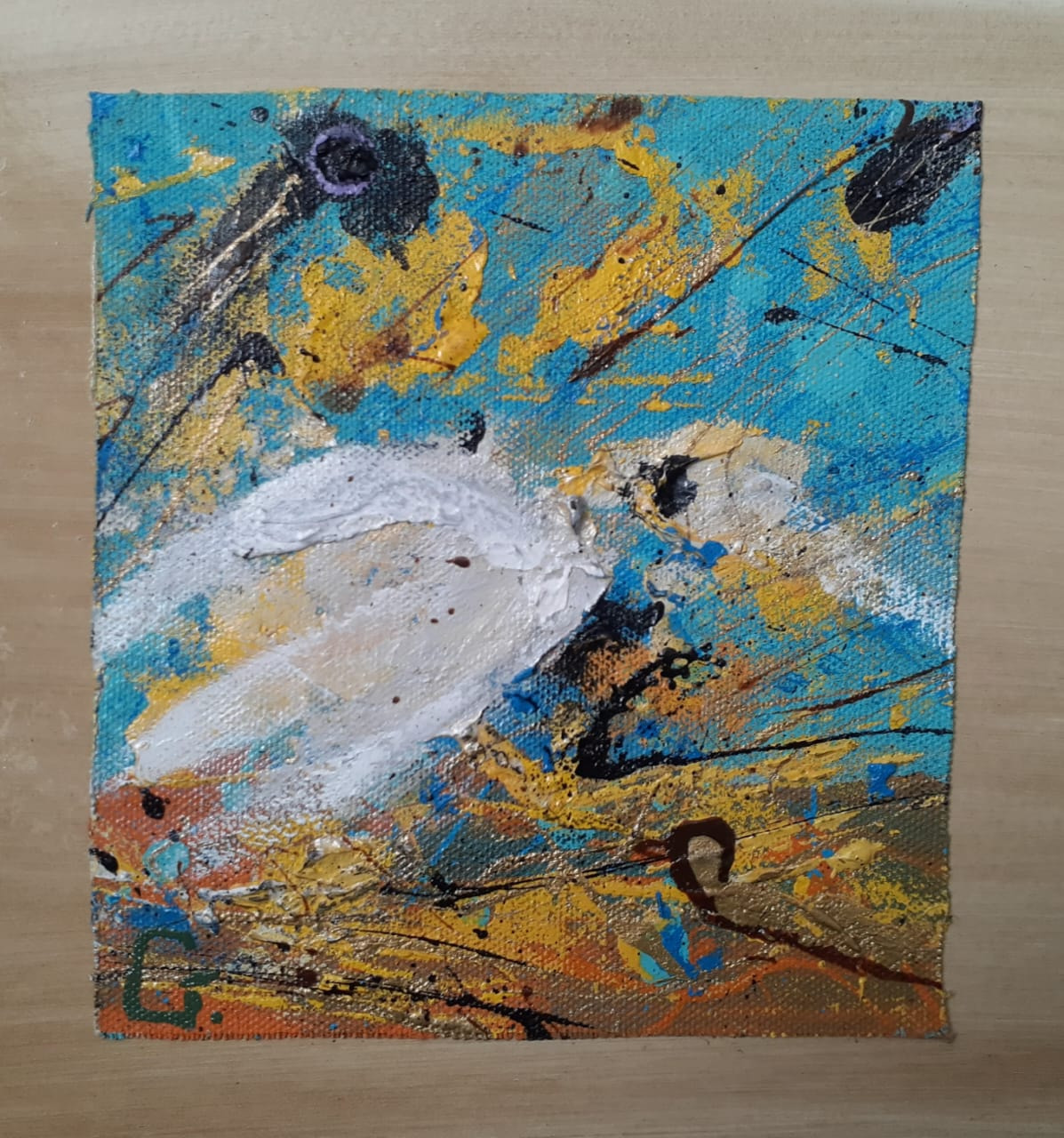 Miniatura sobre campo turquesa: una forma blanca ancha cruza el centro entre goteos dorados y una mancha oscura arriba a la izquierda.